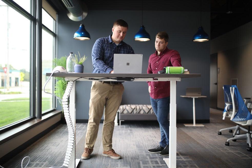 Choosing the Right Standing Desk for Tall Individuals - EFFYDESK